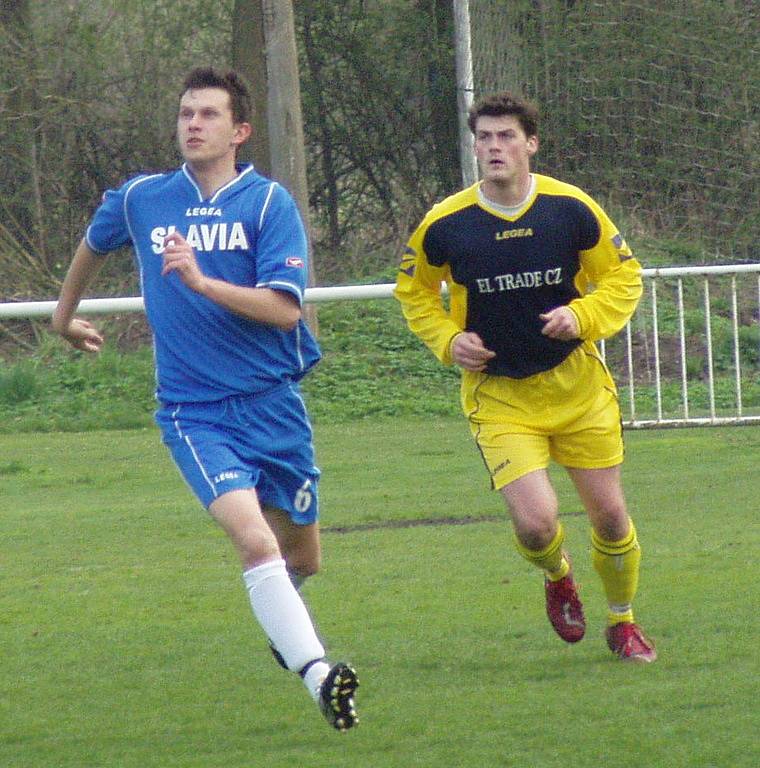 Z utkání 17. kola okresního přeboru Velký Borek (v modrém) - Záryby (0:0).