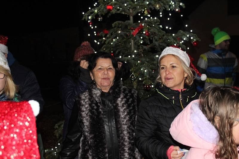 Česko zpívá koledy před Základní školou v Lužci nad Vltavou.