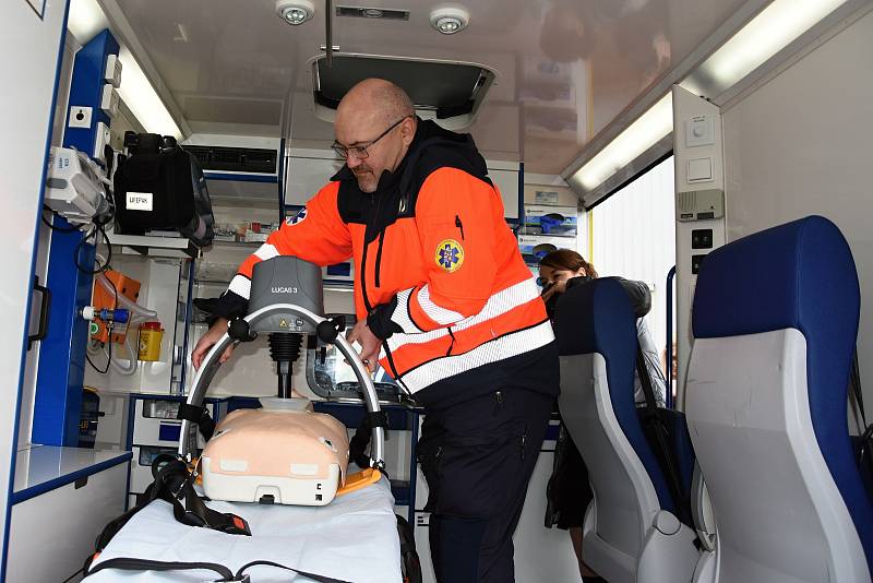 Slavnostní zahájení provozu urgentních specialistů uspořádala v pátek na výjezdovém stanovišti ve Zdibech Zdravotnická záchranné služba Středočeského kraje.