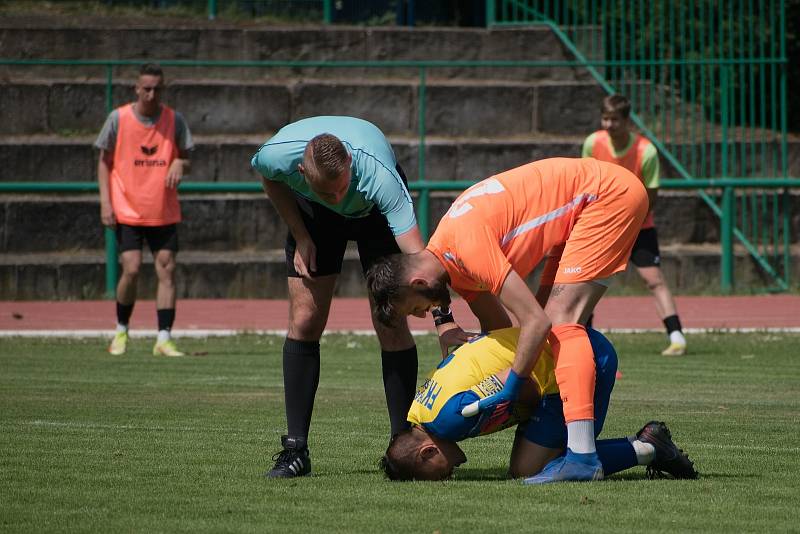 Divize B, 26. kolo: FK Neratovice-Byškovice (žluto-modré dresy) - Olympie Březová (2:0)