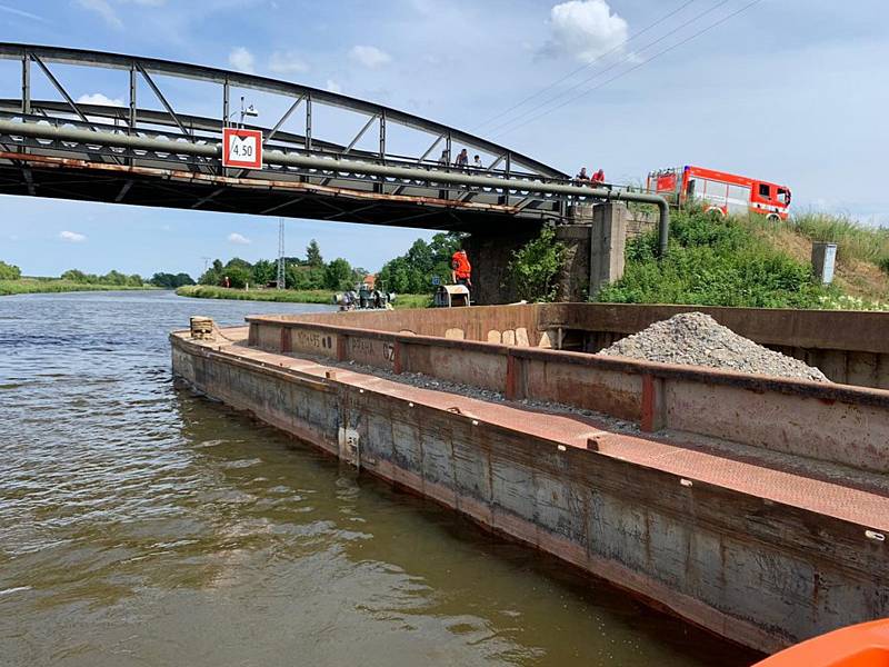 Hasiči vyjeli k nahlášené utržené lodi před Vraňansko-hořínským plavebním kanálem.