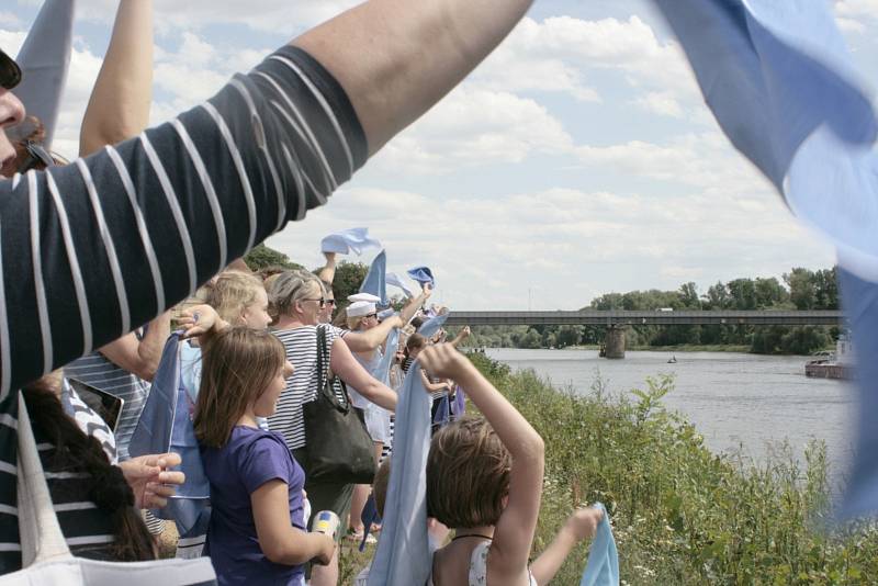 Náplavka před vinařstvím Bettiny Lobkowitz se v pátek zaplnila desítkami lidí převážně v námořnickém oblečení, kteří čekali na připlouvající loď Tajemství.