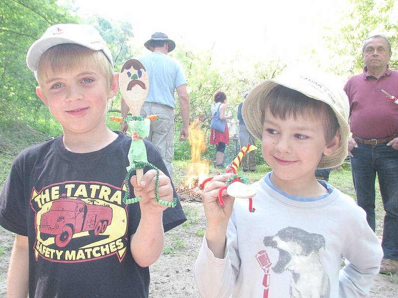 Setkání s loutkami u Hlovecké studánky ve Mšeně 2012.