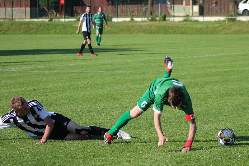 Finále Rebel Českého poháru. Fotbalisté Tišic (v zeleném) rozdrtili Mšeno 10:2.