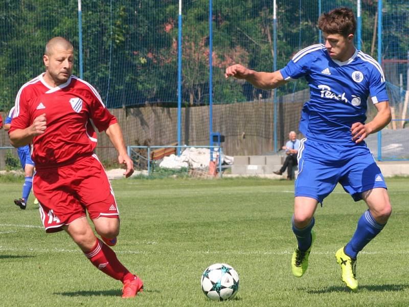 Fotbalisté Kel (v červeném) doma porazili rezervu Českého Brodu 2:0.