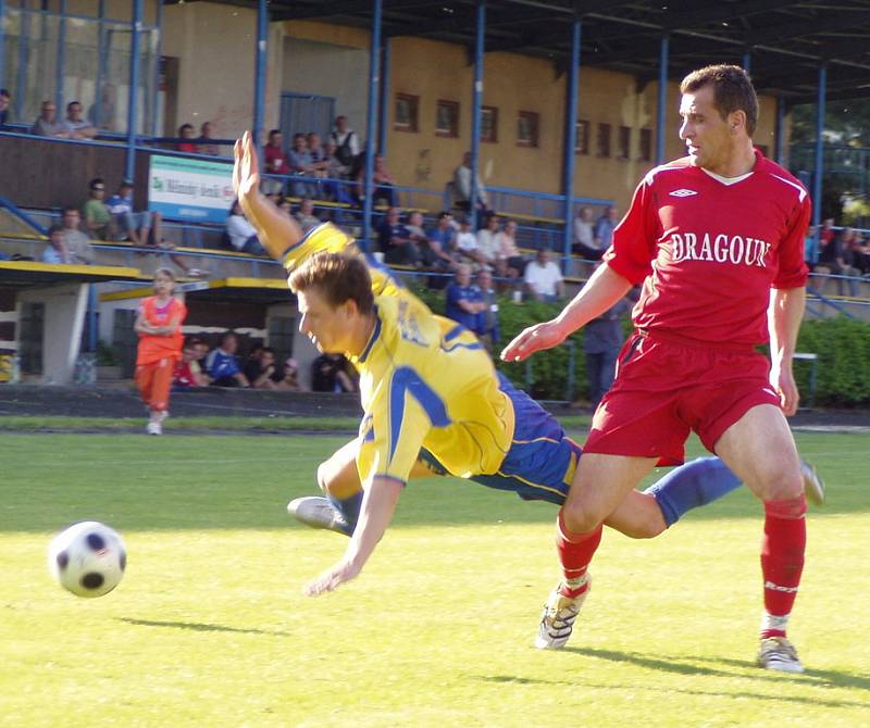 Z utkání 24. kola I. A třídy Neratovice (ve žlutém) - Řevnice (2:0).