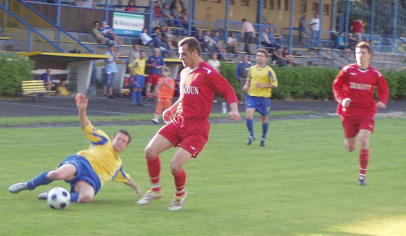 Z utkání 24. kola I. A třídy Neratovice (ve žlutém) - Řevnice (2:0).