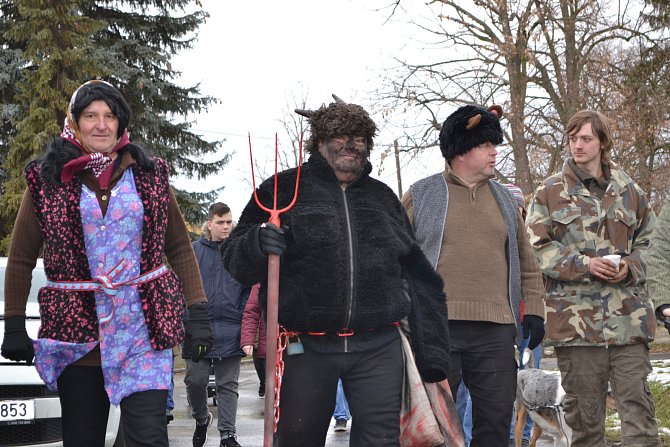 Ve Velkém Borku se rozhodli obnovit masopustní tradici, a tak se v sobotu 9. února areál fotbalového hřiště zaplnil maskami.