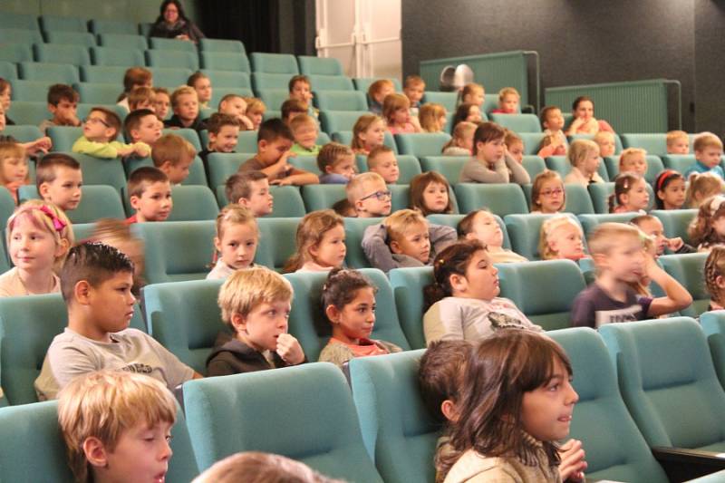 V úterý 17. října předškoláci a žáci nejnižších ročníků místních základních škol, kteří dorazili do kinosálu Kulturního a společenského střediska VLTAVA, prožili příjemné dopoledne se záchranářem Markem Hylebrantem.