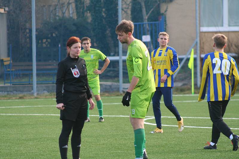 Fotbalisté FK Neratovice/Byškovice (žlutomodré dresy) v prvním přípravném utkání podlehli třetiligovému FK Loko Vltavín 3:4.