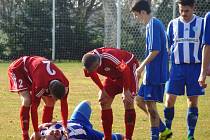 Fotbal někdy bolí. V sobotu se o tom přesvědčil řepínský záložník Radek Černý, nad nímž se sklánějí ovčárští hráči Radek Pechar (2) a kapitán Stanislav Ondrák. 