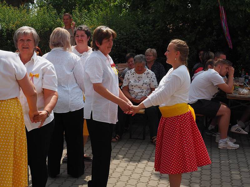 Obec Tuhaň pořádala v sobotu kulturní program pod názvem „Posezení pod májkou“.