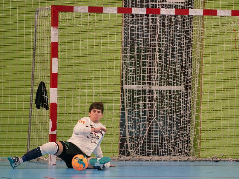 Dohrávka 7. kola 1. futsal ligy: Olympik Mělník (v tmavém) - Interobal Plzeň (3:4)