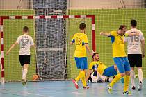 Futsalisté Olympiku Mělník (v bílých dresech) podlehli v domácí hale Interobalu Plzeň vysoko 0:6, ve čtvrtfinálové sérii hrané na tři vítězná utkání tak prohrávají 0:2.
