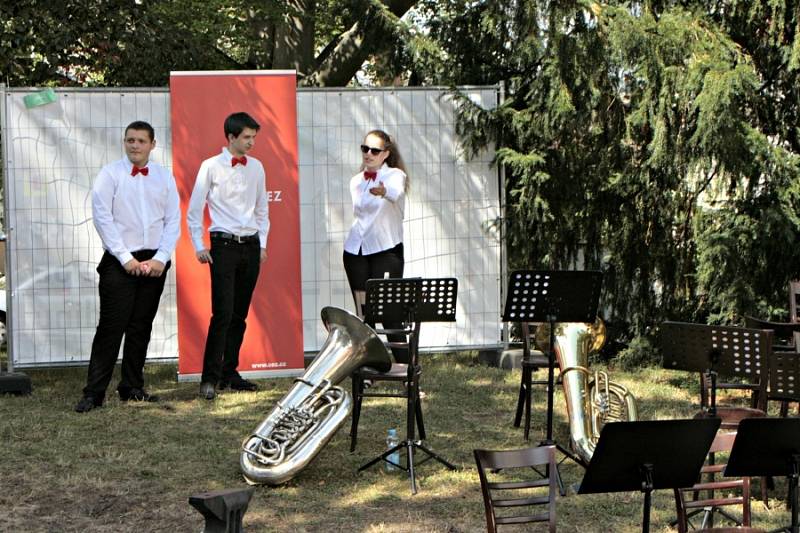 Mělnické kulturní centrum otevřelo na druhou polovinu prázdnin v sadech u Masarykova kulturního domu Relaxační art park.