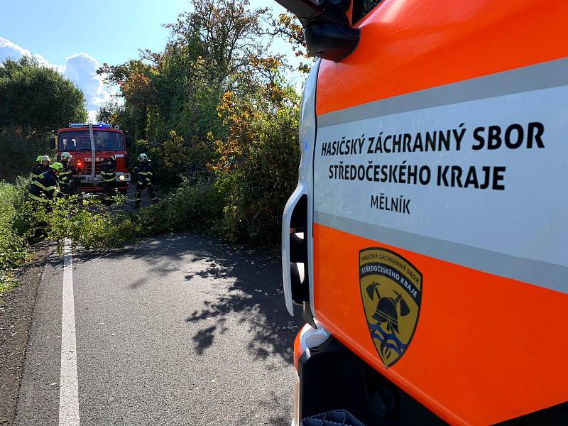 Kvůli větrné bouři Mortimer vyjely jednotky HZS Mělník a SDH Všetaty k padlému stromu na vozovku mezi obcemi Byšice a Přívory. Hasiči strom rozřezali motorovou pilou.