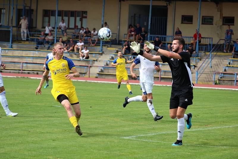 Neratovice (ve žlutém)  ve druhém kole divize B podlehly doma SK Kladno 0:2.