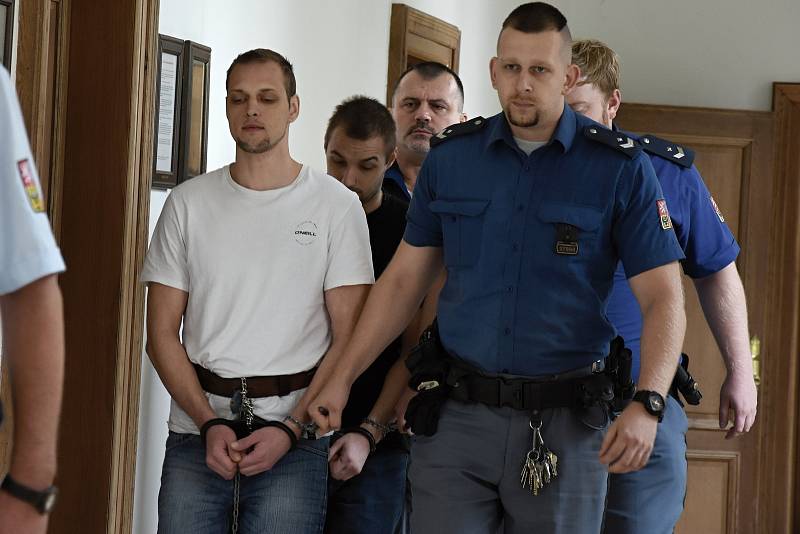 Z podílu na loupeži na benzinové pumpě u Nelahozevsi na Mělnicku, při níž byla v noci na 3. prosince 2018 zastřelena 58letá čerpadlářka, se před Krajským soudem v Praze zpovídali David Šindler a Ivan Hollitzer.