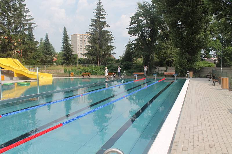 Ze slavnostní otevření zrekonstruovaného plaveckého bazénu v areálu městského koupaliště v Neratovicích.