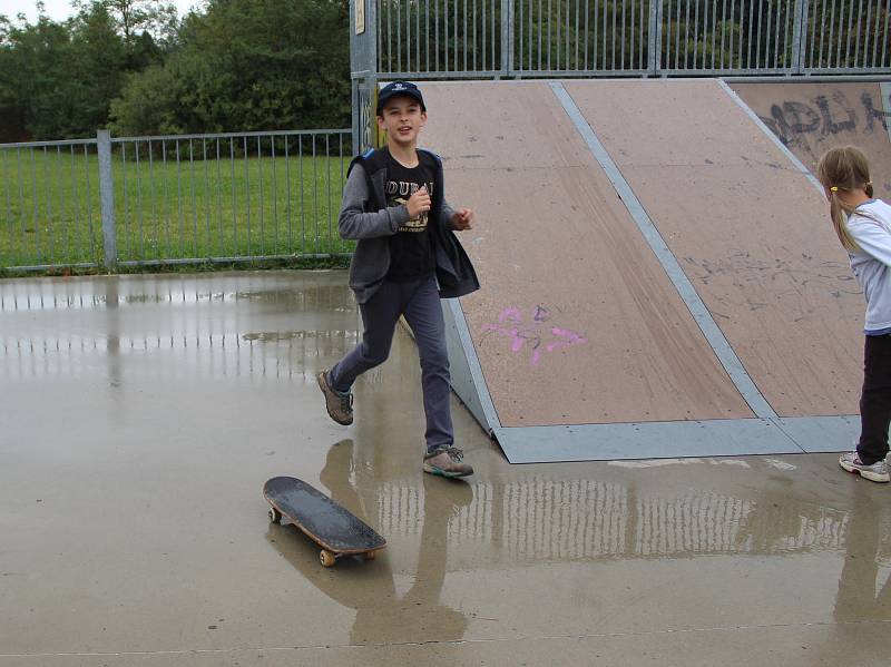 Mělničtí školáci užívají poslední volné dny z letních prázdnin ve skateparku Na Podolí.