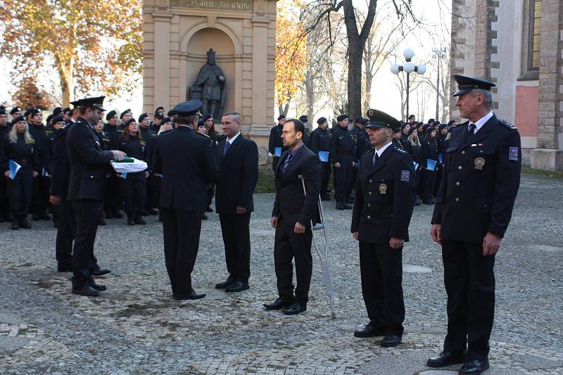 Slavnostní slib nových policistů.