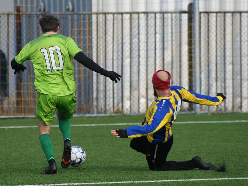 Fotbalisté FK Neratovice/Byškovice (žlutomodré dresy) v prvním přípravném utkání podlehli třetiligovému FK Loko Vltavín 3:4.