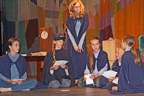Celkem tři jevištní divadelní inscenace představili letošní dětští absolventi dramatického oboru ZUŠ Kralupy před svými nejbližšími v sále tamního kulturního domu Vltava. Na snímku Čapkova „Pohádka pošťácká“.
