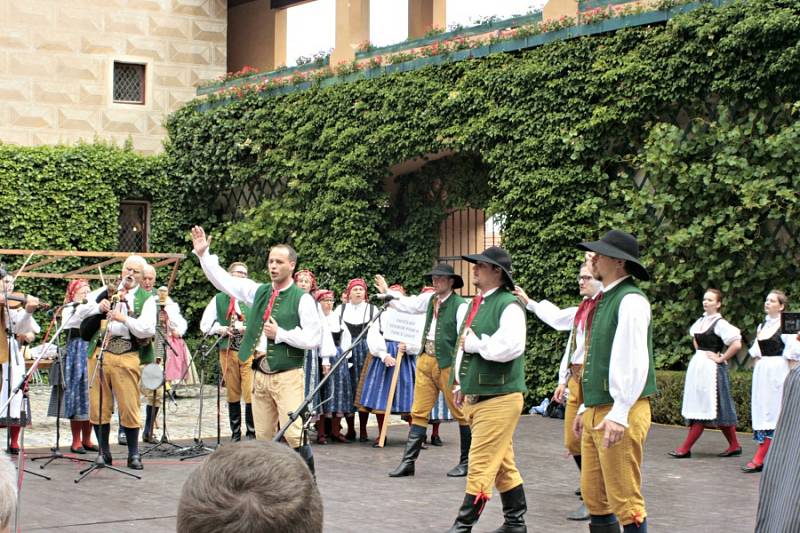 Mělník ožil letos již po jedenadvacáté folklórním festivalem Mělnický Vrkoč, který každý rok nabízí pestrou škálu lidových tradic z různých koutů republiky.