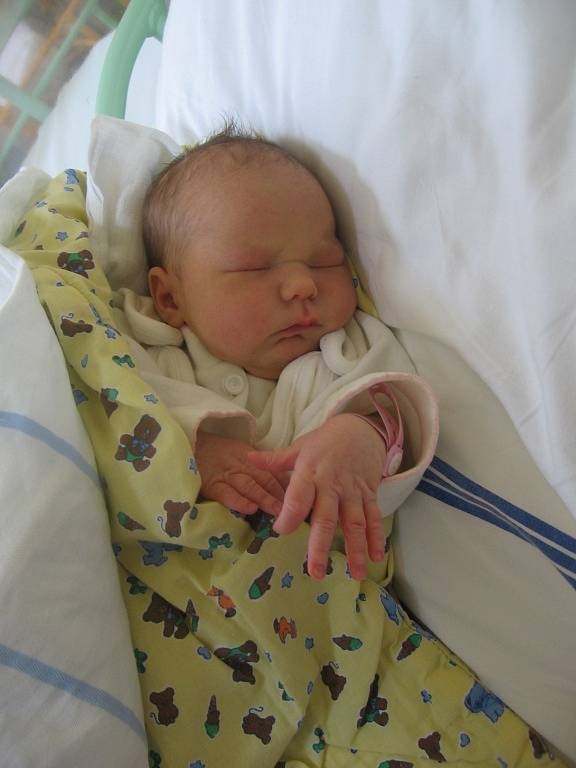 Karolína Chárová se rodičům Ivaně Furkové a Davidu Chárovi z Liběchova narodila v mělnické porodnici 18. října 2013, vážila 2,94 kg a měřila 48 cm. Na sestřičku se těší 13letá Eliška a 8letý David.