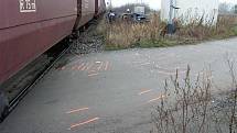 Nákladní vlak smetl z kolejí v Malém Újezdu osobní auto.