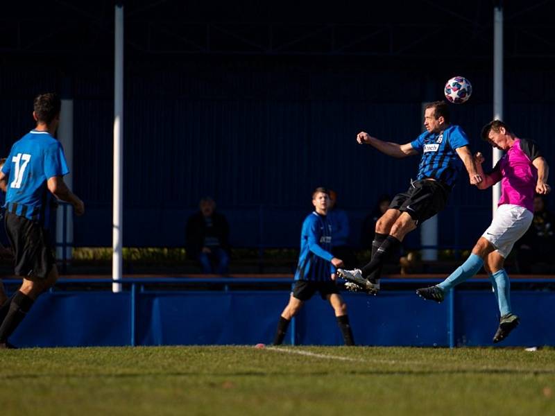 I. B třída, 13. kolo: FK Kralupy 1901 (fialové dresy) - Slavoj St. Boleslav (2:2)