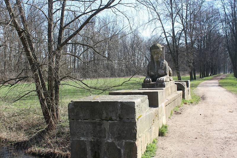 Začínající jaro v zámeckém parku Veltrusy.