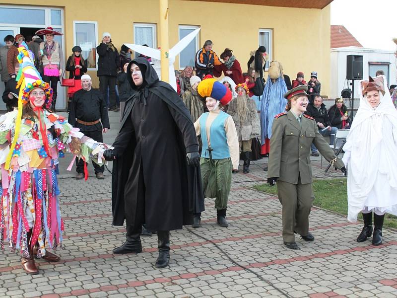 Cítovský masopust 2016. Jarošovci si připravili krátké hudebně-taneční vystoupení.