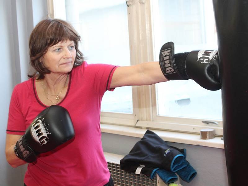 Neratovičtí boxeři učí seniory a tělesně postižené sebeobraně.