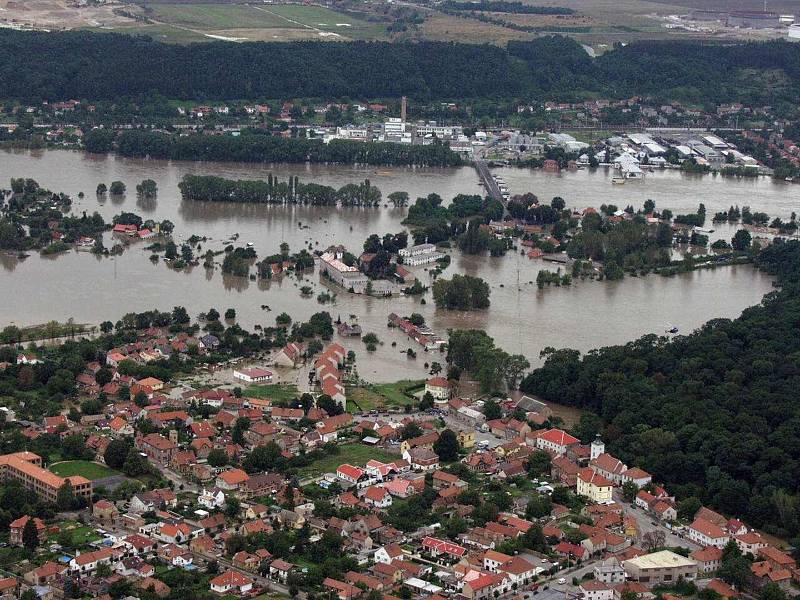 Povodeň v roce 2002 na Mělnicku – letecký snímek: Veltrusy-Miřejovice