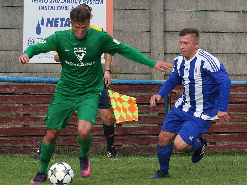 Fotbalisté mělnické Pšovky (v modrém) brali v souboji s béčkem Vlašimi bod po divokém výsledku 4:5 po pokutových kopech.