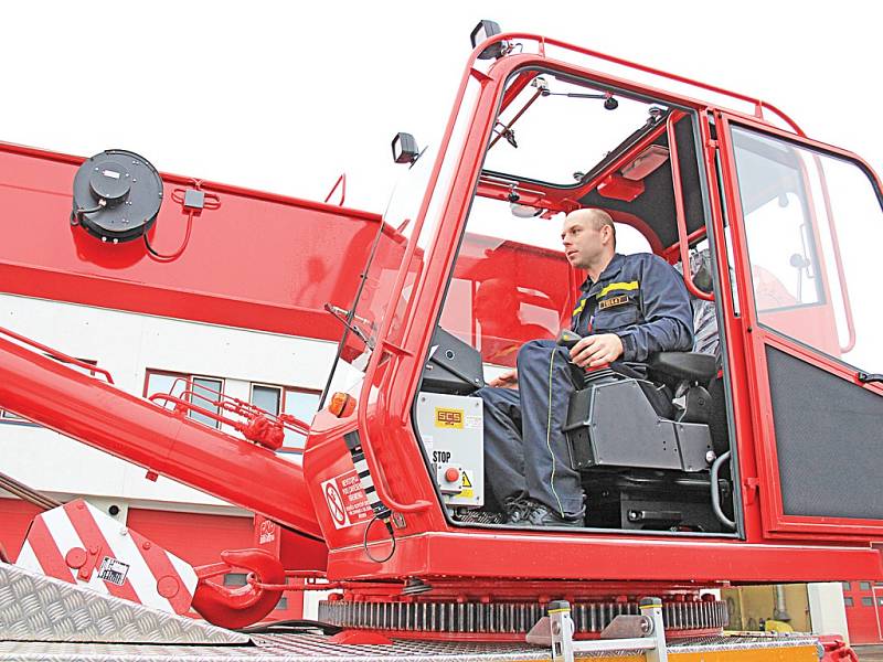 Mělničtí hasiči mají nový vyprošťovací automobil.