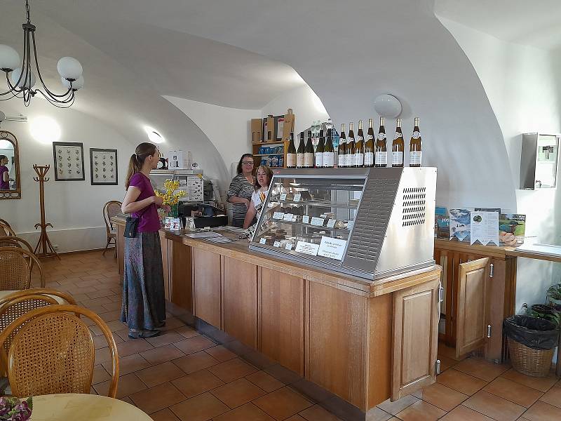 Muzejní kavárna nabízí návštěvníkům klidný odpočinek.
