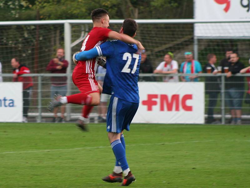 Fotbalisté třetiligových Záp (červenobílé dresy) vyřadili ve druhém kole Mol cupu Viktorii Žižkov, soupeře hrajícího o jednu soutěž výš porazili v penaltovém rozstřelu.