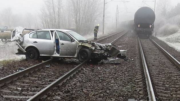 V Mlazicích se střetl vlak s osobním autem.