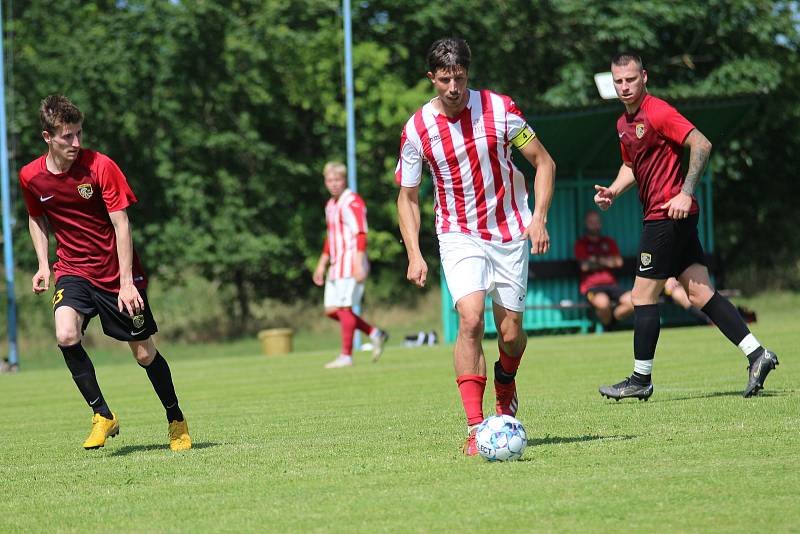 Fotbalisté Zálezlic oslavili po závěrečném utkání s Lobkovicemi (3:2) historický postup do okresního přeboru.