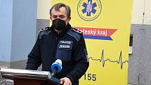 Patnáct zdravotnických batohů s přístroji AED neboli automatizovanými externími defibrilátory a dalším vybavením předala v úterý hejtmanka Petra Pecková (STAN) řediteli středočeské policie Václavu Kučerovi.