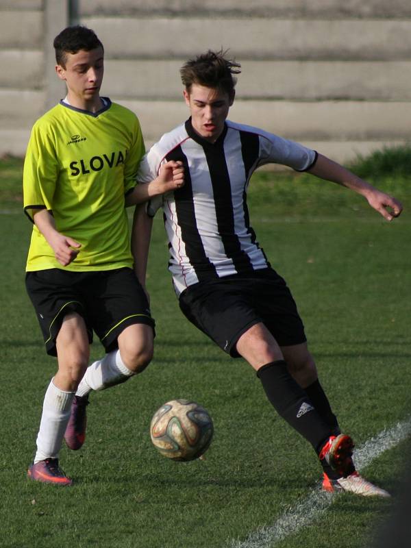 Okresní přebor: Kostelec n. L. (v pruhovaném) - Horní Beřkovice (3:1).