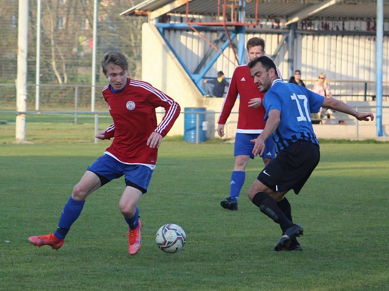 I. B třída: Slovan Velvary B (v červeném) - Slavoj Stará Boleslav (0:8)