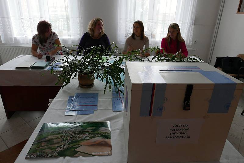 Volební komise v Nedomicích byla v ženské sestavě. "Vystačíme si i bez chlapa," smály se dámy.