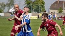 Fotbalisté Sokola Libiš (modrobílá kombinace) rozdrtili v domácím utkání 24. kola divize C Náchod 5:0.