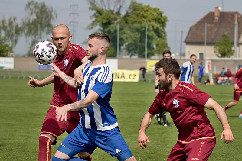 Fotbalisté Sokola Libiš (modrobílá kombinace) rozdrtili v domácím utkání 24. kola divize C Náchod 5:0.