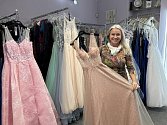 Salon Instyle v Mělníku nabízí tři sta plesových šatů pro dámy i pánské obleky a doplňky.