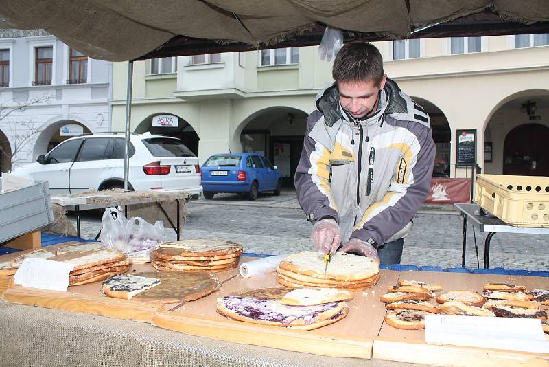 Mělnický jarmark, který v sobotu 18. listopadu i přes chladné počasí přilákal na náměstí Míru desítky návštěvníků, se ke spokojenosti organizátorů vydařil.