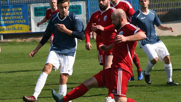 Fotbalisté TJ Kly (v červeném) prohráli v 15. kole okresního přeboru s vedoucím týmem soutěže FK Kralupy 1901 1:6.